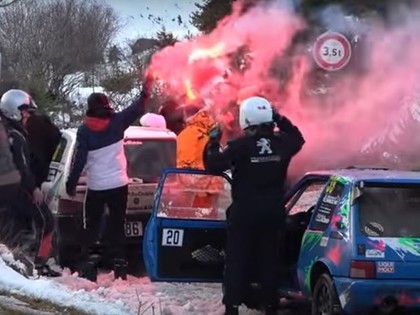 VIDEO: Noslēdzošajā rallijā ekipāža ar konkurentu un faniem dopā sarīko pikošanos