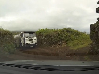 VIDEO: Par mata tiesu no frontālās sadursmes ar smago automašīnu