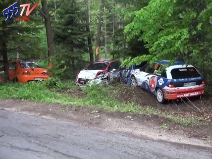 VIDEO: Viltīgs līkums pārvēršas par murgu vairākām ekipāžām