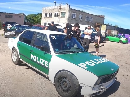 VIDEO: Pasaules drifta zvaigzne Dīns ar divām BMW automašīnām izklaidējas Liepājā