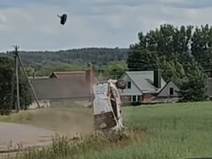 VIDEO: Poļu ekipāžai Lietuvas rallijā iespaidīga avārija finišā