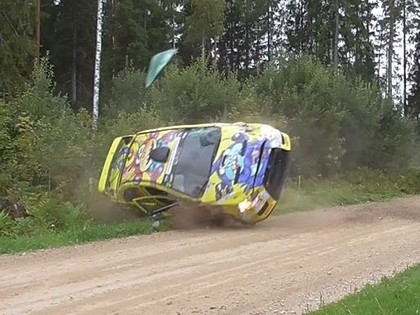 VIDEO: Latviešu sportisti Igaunijas rallijā piedzīvo avārijas