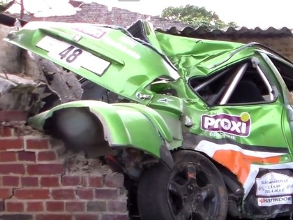 VIDEO: Rallija ekipāža ieskrien ķieģeļu sienā un iznīcina 'Peugeot 206'