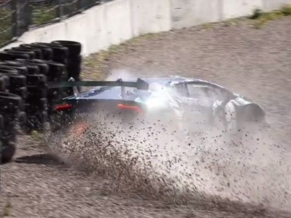 VIDEO: Batraks ar 'Lamborghini Huracan ST' pie 200 km/h liela ātruma saslīd un avarē