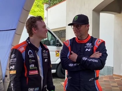 VIDEO: O.Solbergs pirmo reizi ar WRC automašīnu izvizina tēvu P.Solbergu 