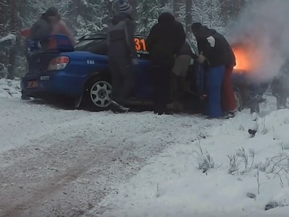 VIDEO: Pēc 'Rally Alūksne' piedzīvotās avārijas aizdegas 'Subaru' motortelpa