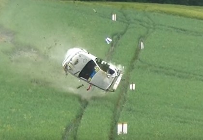 VIDEO: Rallija ekipāža piedzīvo iespaidīgu kūleņošanu