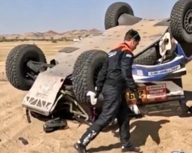 VIDEO: Kāpēc esmu tik stulbs – pilota reakcija pēc avārijas Dakaras rallija prologā