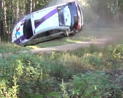 VIDEO: Švedas Kurzemes rallijā uzmet četrus kūleņus un aizbrauc tālāk