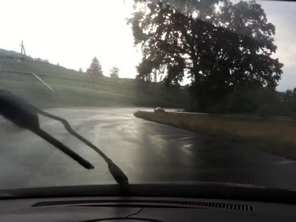 VIDEO: Igauņu autosportists pie 140 km/h liela ātruma piedzīvo bīstamu momentu