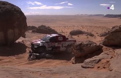 VIDEO: Viens no Dakāras rallija līderiem uzbrauc virsū motocikla braucējam