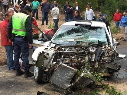 FOTO: Rallija ekipāža iznīcina 'Škoda Fabia R5'