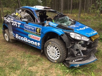 FOTO: Franču pilotam smaga avārija Somijas WRC rallijā