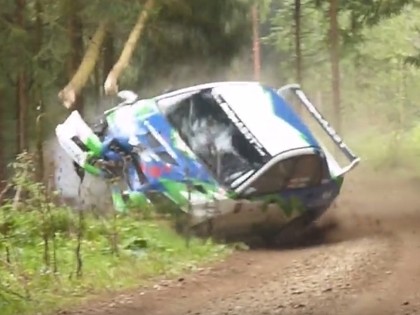 VIDEO: Rallija ekipāža noskrien no ceļa un 'nopļauj' vairākus kokus