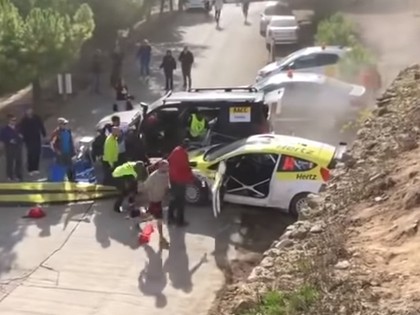 VIDEO: Īru ekipāža Spānijas WRC rallijā notriec tiesnesi