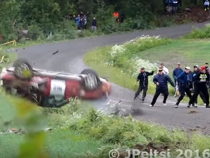 VIDEO: Vēsturisko automašīnu rallijā ekipāža iznīcina 'Opel Astra'