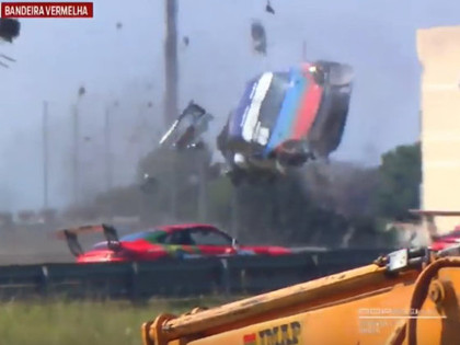 VIDEO: Sportists piedzīvo šaušalīgu avāriju 'Porsche' sacensībās