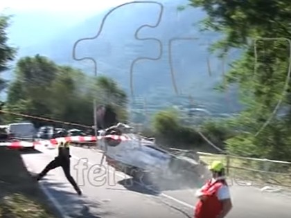 VIDEO: Rallija auto pēc avārijas gandrīz notriec skatītājus