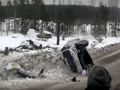 VIDEO: Seska/Caunes ekipāža avarē, taču spēj turpināt Zviedrijas WRC ralliju