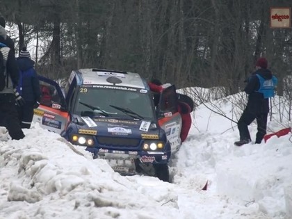 VIDEO: Pilots 300 metrus pirms finiša iebrauc grāvī un, visticamāk, zaudē 1.vietu