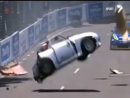 VIDEO: Pēc kļūdas auto uzmet deviņus kūleņus