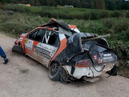 FOTO: Poļu sportists iznīcina 'Neiksans Rally Sport' komandas mašīnu