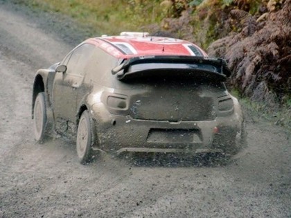 FOTO: 'Citroen' komandas piloti pirms Velsas WRC starta apmainās laipnībām