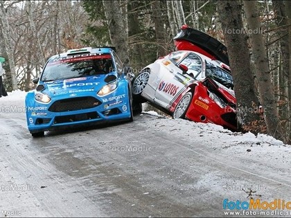 VIDEO: Skatītāji rallija laikā tur nogāzto stabu; Evans taranē Kubicas avarējušo auto