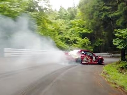 'Formula Drift' braucējs meistarīgi driftē Japānas kalnu serpentīnos (VIDEO)