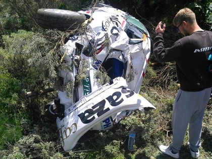 FOTO: Spāņu ekipāža Kanāriju salu rallijā iznīcina savu auto