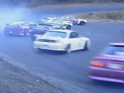 VIDEO: Japāņu drifteri šokē pasauli ar 30 automobiļu driftu