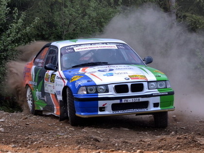 VIDEO: Kaņeps-Kalniņš un viņa oriģināli krāsotais BMW M3 priecē skatītājus