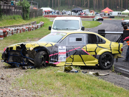 FOTO: Iespaidīgās avārijas Austrumeiropas drifta čempionātā