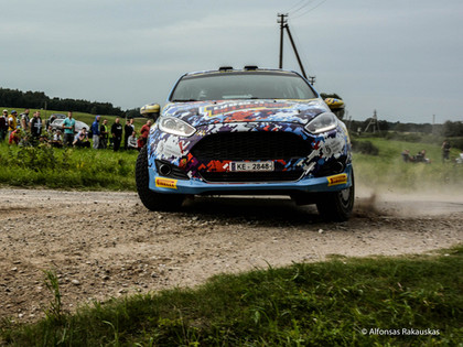 VIDEO: Belokoņs 300 Ezeru rallijā lielā ātrumā piedzīvo bīstamu momentu