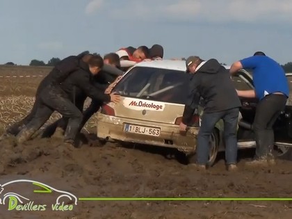 VIDEO: Dubļu vanna sportistiem un skatītājiem