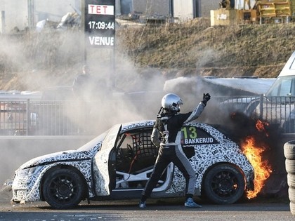 FOTO: Bakerudam treniņsacensībās aizdegas jaunais 'Audi S1 EKS RX quattro'