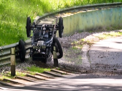 VIDEO: Braucējs sasit 300 000 eiro vērtu 1924. gada auto un iet dzert alu