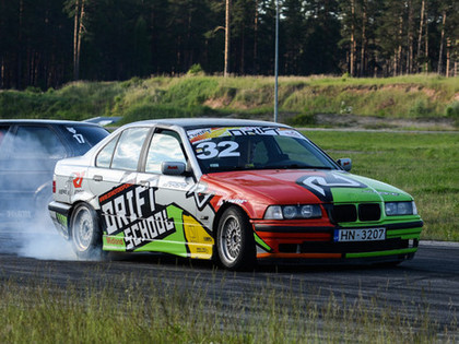 VIDEO: Drifteris ar BMW gatavojas minirallija sacīkstēm