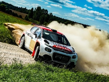 VIDEO: Sportisti 'Rally Liepāja' testos demonstrē lielisku ātrumu un skaistas sānslīdes