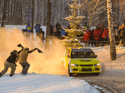 VIDEO: Kupenas, sānslīdes, uz trases uzgāzts koks jeb aizraujošais Sarmas rallijs