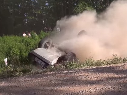 VIDEO: Kaņeps-Kalniņš lielā ātrumā noskrien no ceļa, Eglem kūlenis