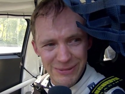 VIDEO: Rallijkrosa čempions Ekstroms pēc finiša nespēj valdīt emocijas