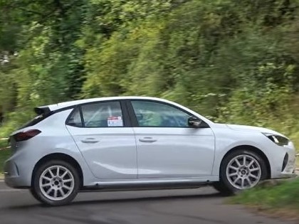 VIDEO: Elektriskais 'Opel E-Corsa' rallija auto aizvada testus