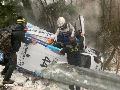 FOTO, VIDEO: Veibijs un Grīnsmits smagi avarē vienā līkumā