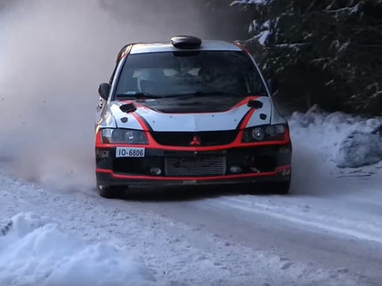 VIDEO: Rallija līderis lielā ātrumā gandrīz iebrauc skatītājos