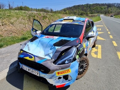 VIDEO: JWRC klases līderis pēc iespaidīgas avārijas spēj turpināt ralliju