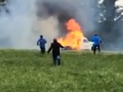 VIDEO: Pēc iespaidīgas avārijas sadeg GAZ automašīna