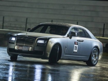 FOTO: Arābi driftē ar 250 000 eiro dārgu Rolls-Royce Ghost