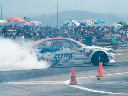 VIDEO: Latviešu drifteri ar panākumiem izklaidējas Grieķijā