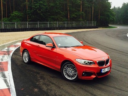 FOTO: Latviešu HGK komanda driftam būvēs jaunu 2. sērijas BMW